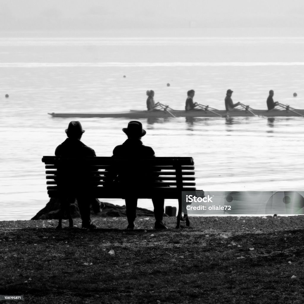 Couple Senior en regardant une Kyak, région des lacs d'Italie - Photo de Troisième âge libre de droits
