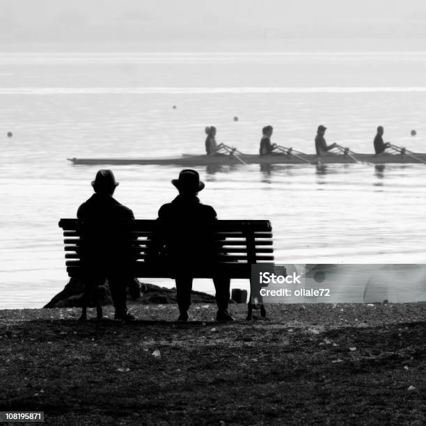 Photo libre de droit de Couple Senior En Regardant Une Kyak Région Des Lacs Ditalie banque d'images et plus d'images libres de droit de Troisième âge