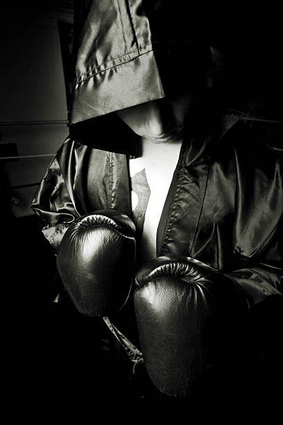 portrait d'un homme boxer avec capuche, noir et blanc - hooded shirt men macho hood photos et images de collection