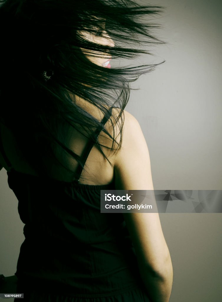 속 편함 어린 아시아계 여성 변경하지 그녀의 머리 - 로열티 프리 검은색 스톡 사진