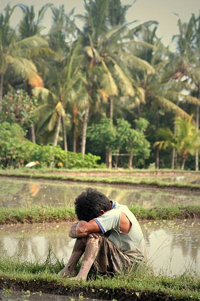 아시아판 인부 소진됨 단단함 노예 노동 - flood people asia cambodia 뉴스 사진 이미지