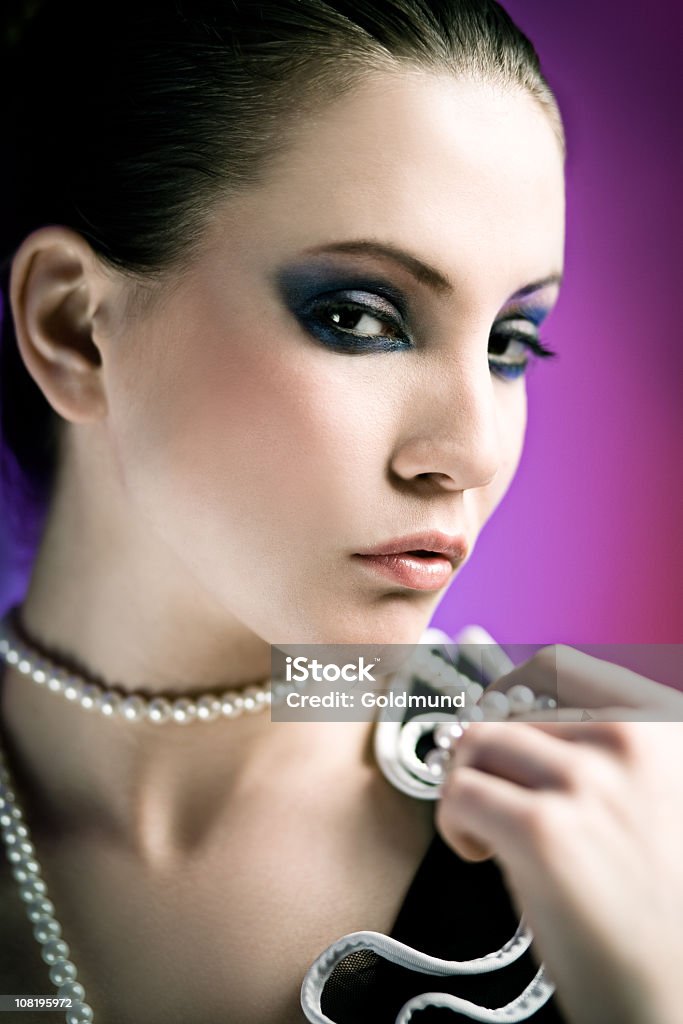 Portret młodej kobiety w makijaż - Zbiór zdjęć royalty-free (Barwne tło)