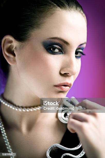 Portret Młodej Kobiety W Makijaż - zdjęcia stockowe i więcej obrazów Barwne tło - Barwne tło, Brązowe włosy, Cień do powiek - makijaż oczu