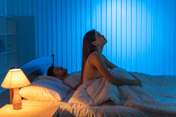 불면증을 가진 여자는 남자 근처 침대에 앉아. 밤 시간 - men women contemplation sleeping 뉴스 사진 이미지
