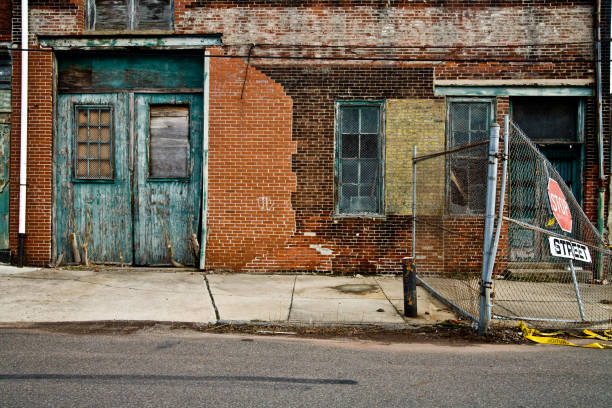 fassade eines grunge verlassenen urban warehouse - abandoned city street built structure stock-fotos und bilder