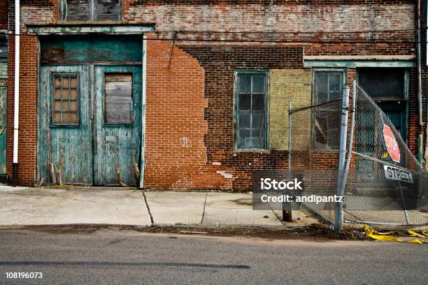 Foto de Fachada De Um Armazém Abandonado Urbano Grunge e mais fotos de stock de Rua - Rua, Filadélfia - Pensilvânia, Armazém