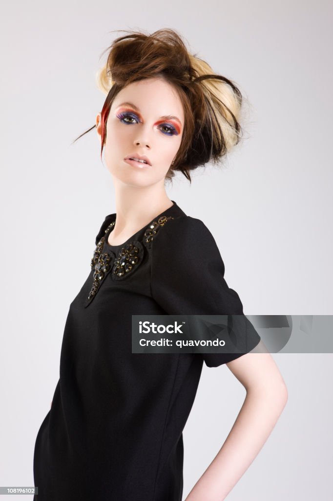 Magnifique mannequin en noir haut, Chignon - Photo de Haute Couture libre de droits