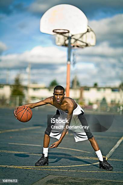 Jovem Jogar Basquete No Campo Fora - Fotografias de stock e mais imagens de Adulto - Adulto, Afro-americano, Ao Ar Livre
