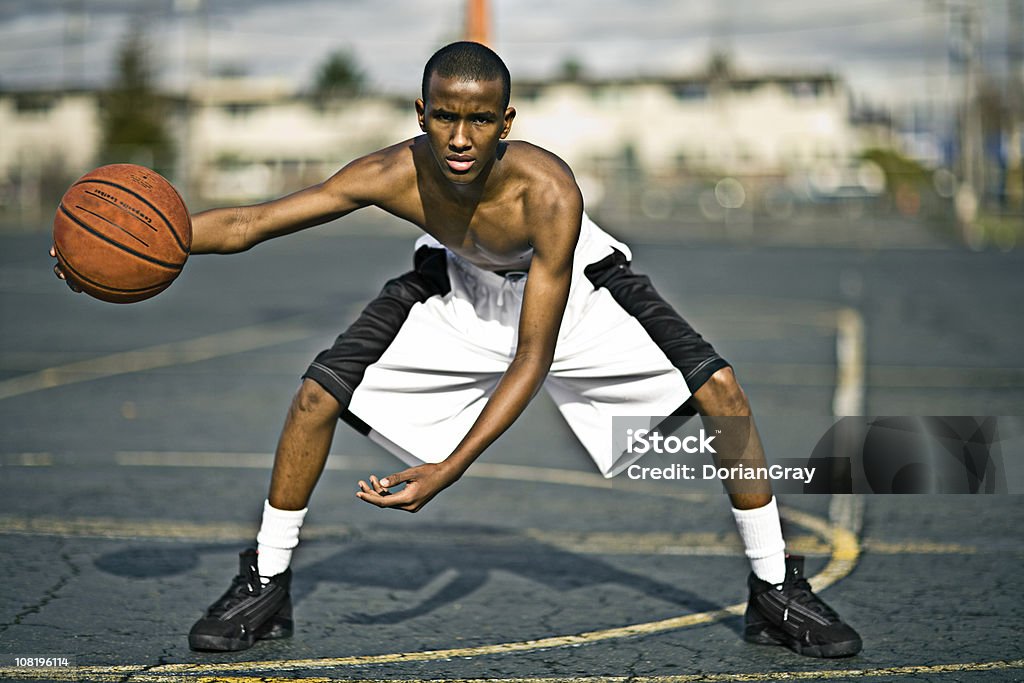 Jeune homme jouer au basket-ball sur le Court extérieur - Photo de Ballon de basket libre de droits