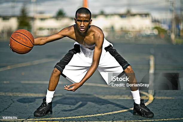 Photo libre de droit de Jeune Homme Jouer Au Basketball Sur Le Court Extérieur banque d'images et plus d'images libres de droit de Ballon de basket