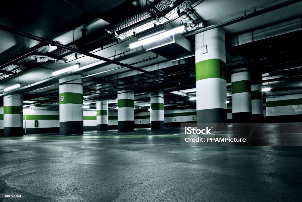 空白の緑の駐車場 - 人物なしのロイヤリティフリーストックフォト