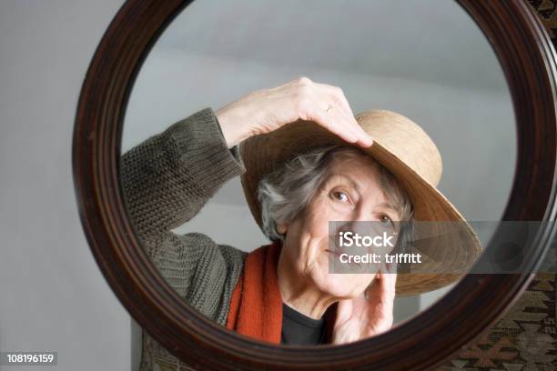 Testar Um Hat5 - Fotografias de stock e mais imagens de Espelho - Espelho, Terceira idade, 70 anos