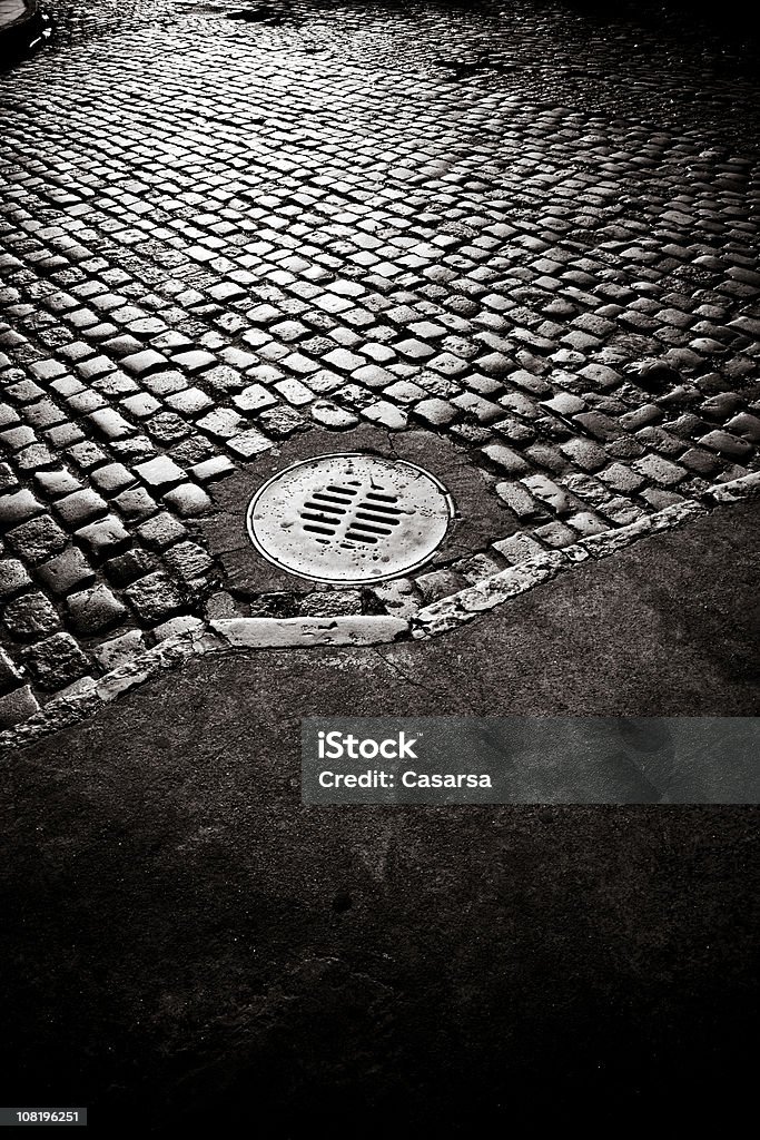 Старый Cobble камень путь с Канализационная труба Cover, черный и белый - Стоковые фото Ла Бока роялти-фри