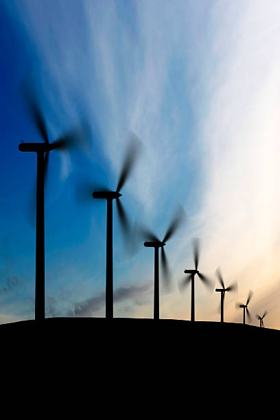 xxl wind farm silueta - wind turbine motion alternative energy wind power fotografías e imágenes de stock