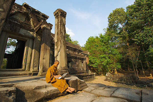 estudar - cambodia monk buddhism angkor wat - fotografias e filmes do acervo