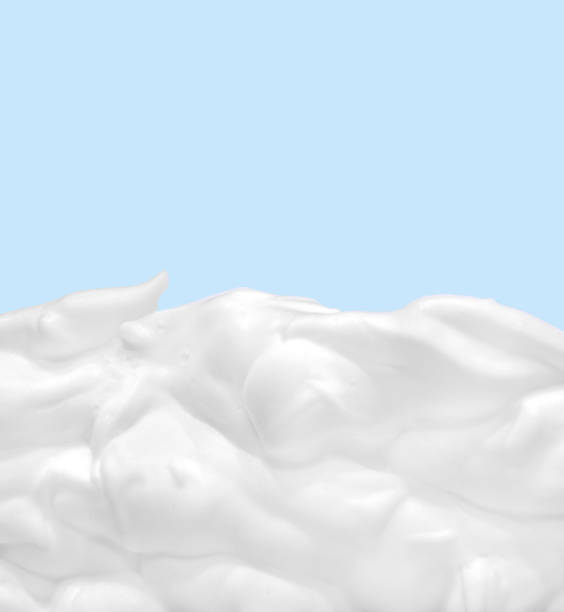 delikatny biały krem kosmetyczny na niebieskim tle. - dairy product flash zdjęcia i obrazy z banku zdjęć