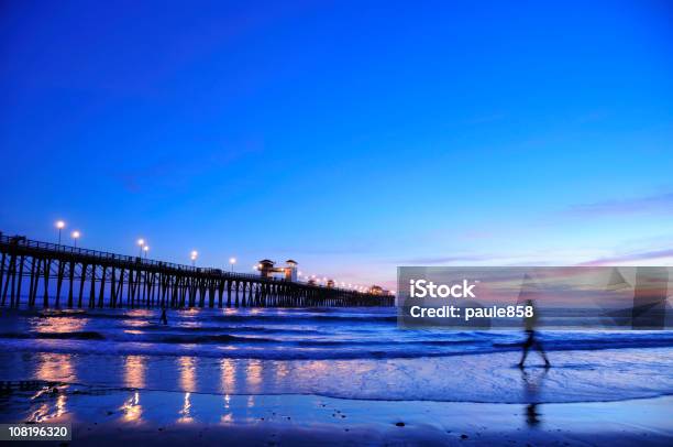 海辺のジョギング - 空のストックフォトや画像を多数ご用意 - 空, 青, 1人