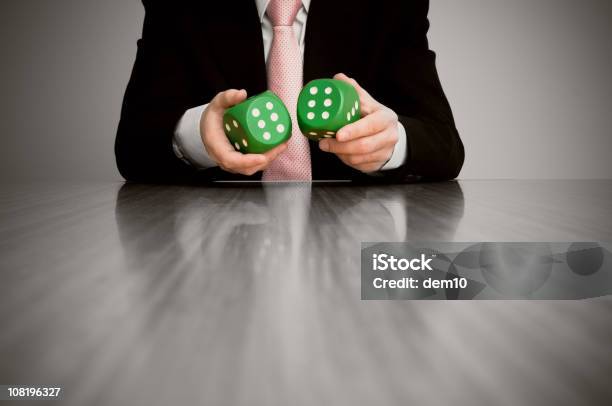 Принимая Риска — стоковые фотографии и другие картинки Азартные игры - Азартные игры, Играть, Кости