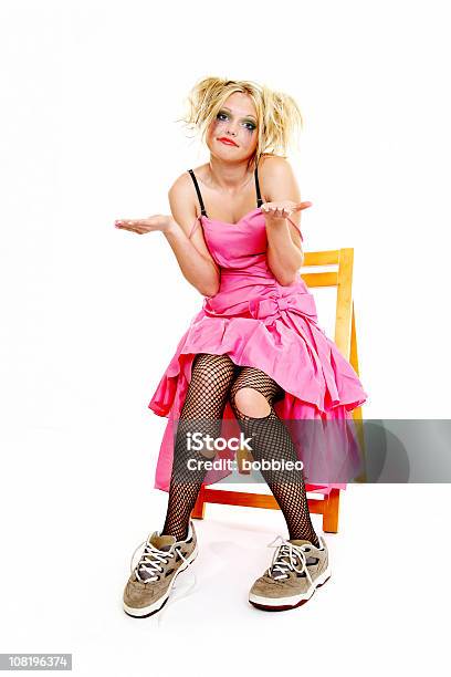 여자 입고 찢어짐 타이츠 및 Prom 정장용 의자에 검은색에 대한 스톡 사진 및 기타 이미지 - 검은색, 구멍, 금발 머리