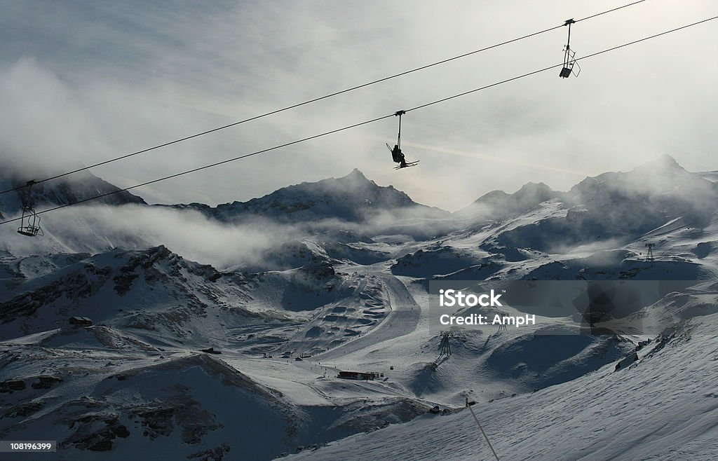 Silhouette von Ski Lift über Schnee und Trois Vallees Mountains - Lizenzfrei Alpen Stock-Foto