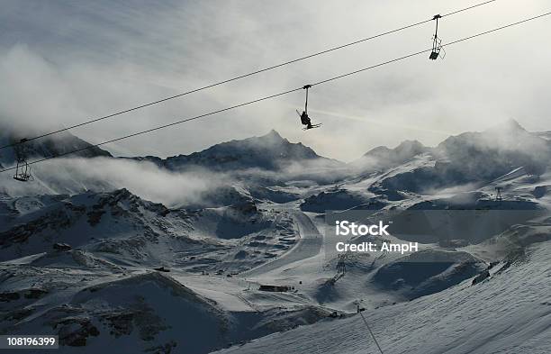 Photo libre de droit de Silhouette De Télésiège Audessus Des Montagnes Et Des Trois Vallées banque d'images et plus d'images libres de droit de Activité de loisirs