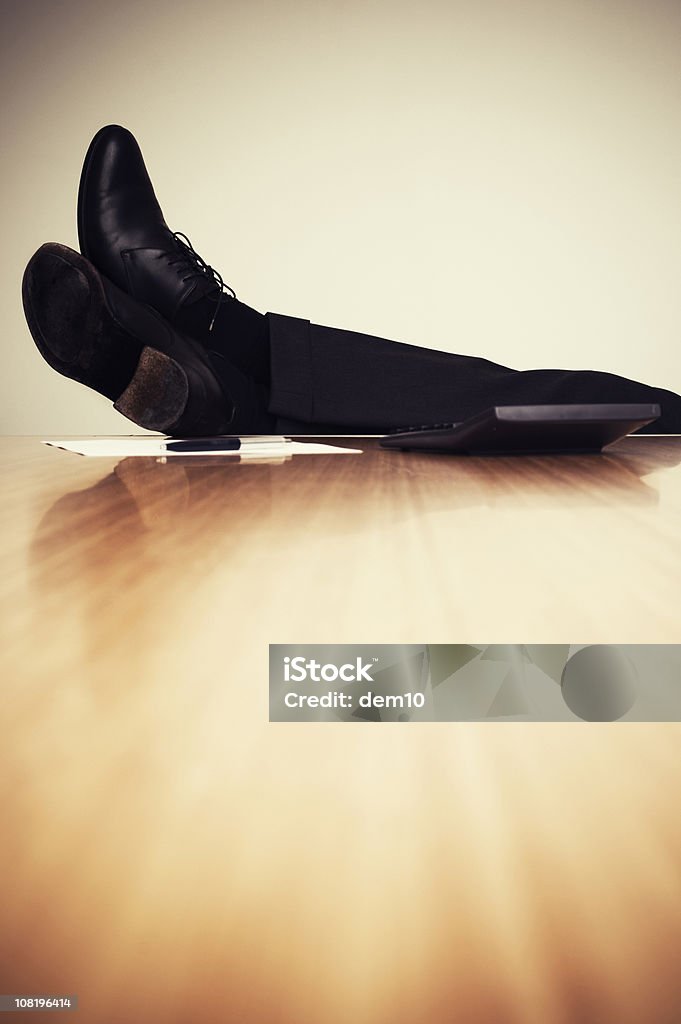 Biznesmen's stóp relaks na biurku - Zbiór zdjęć royalty-free (Biurko)