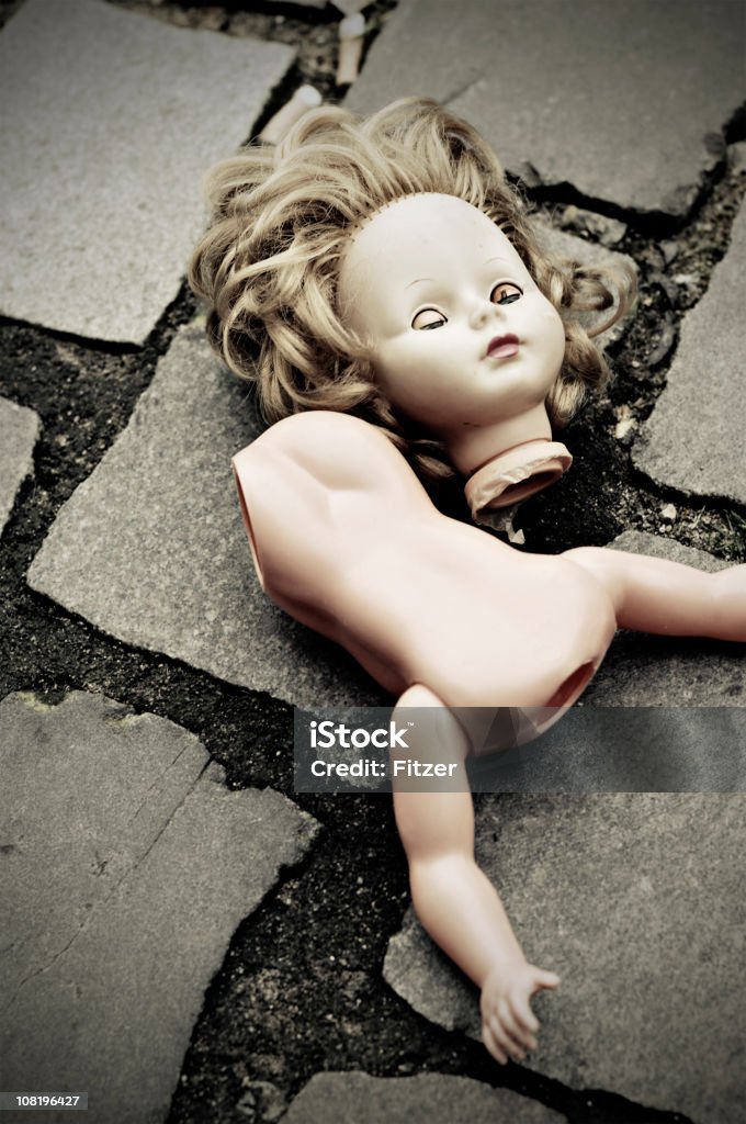 プロークン人形に横たわる石畳の接地 - ドールのロイヤリティフリーストックフォト