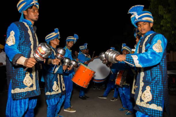 udaipur, indie - 18 listopada 2018 : grupa ludzi na indyjskim weselu grająca na różnych bębnach i innych instrumentach muzycznych - men editorial musician music zdjęcia i obrazy z banku zdjęć