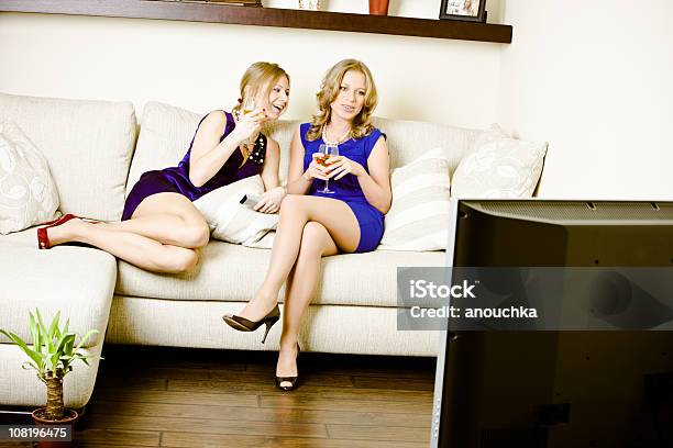 Foto de Duas Mulheres Bebendo Vinho Conversando E Assistir Televisão e mais fotos de stock de Amizade