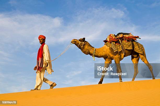 Il Viaggio - Fotografie stock e altre immagini di Adulto - Adulto, Adulto di mezza età, Ambientazione esterna