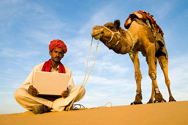 남자의 낙타 수 있는 사막 노트북 컴퓨터 - desert men mid adult men looking at camera 뉴스 사진 이미지