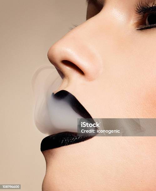 Женщина В Черный Отпечаток И Послать Smoke — стоковые фотографии и другие картинки Дуть - Дуть, Курить, Дым