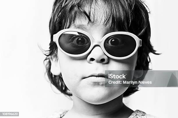 소녀만 선글라스 아이에 대한 스톡 사진 및 기타 이미지 - 아이, 흑백, 인물 사진