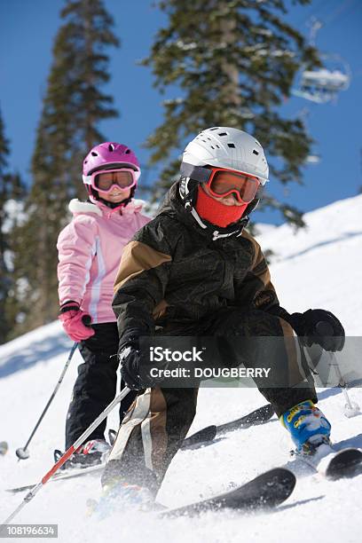 Kinder Schnee Skifahren Stockfoto und mehr Bilder von Fotografie - Fotografie, Schnee, Ungestellt