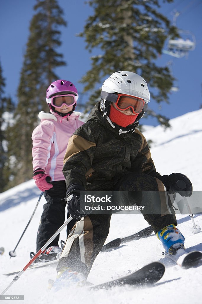 Crianças de esqui na neve - Foto de stock de Espontânea royalty-free