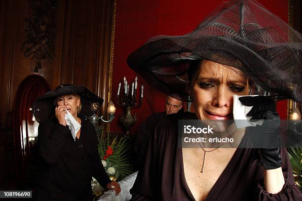 두 여자대표 입지만 검은색과 울음소리 At 퓨너럴 장례식에 대한 스톡 사진 및 기타 이미지 - 장례식, 과부, 울음