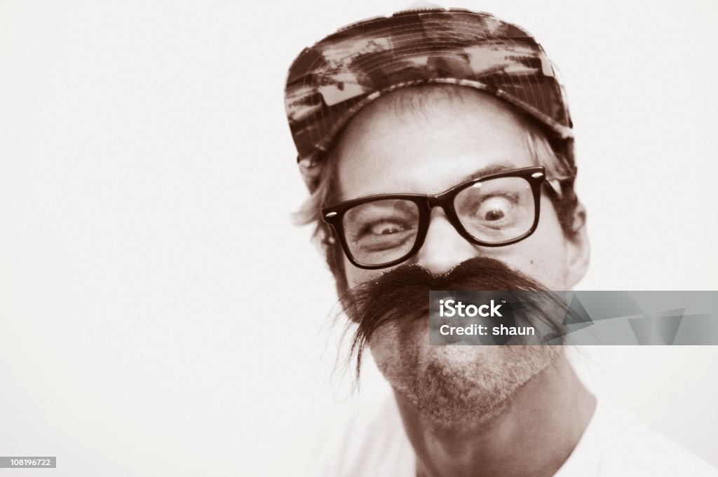 Portrait d'homme avec moustache et rendre stupides drôle de tête - Photo de Grimace de pitre libre de droits