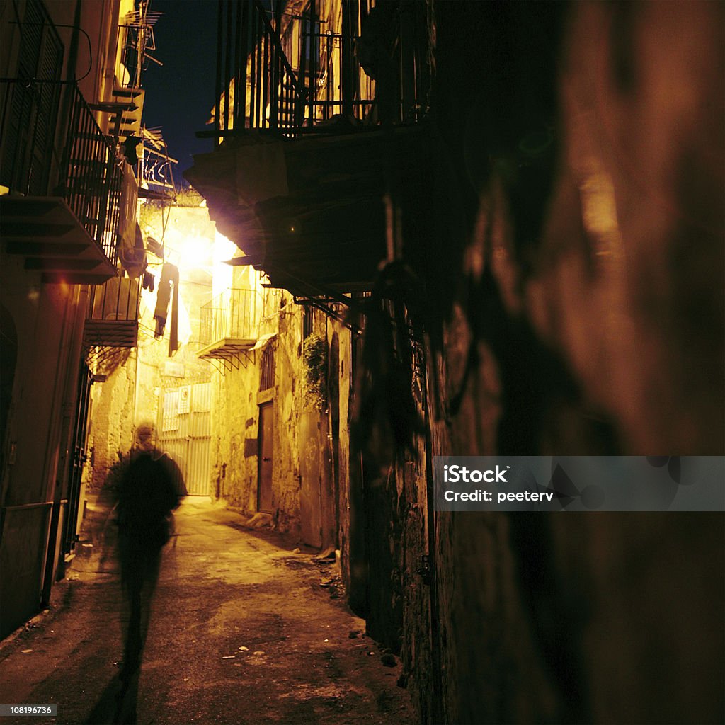 Silhouette von einem Mann zu Fuß durch schmale Street - Lizenzfrei Gasse Stock-Foto