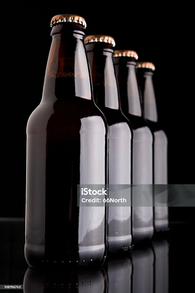 Bier in Flaschen in Zeile angeordnet - Lizenzfrei In einer Reihe Stock-Foto