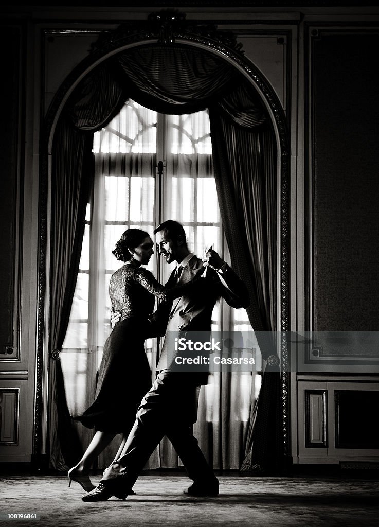 Giovane coppia Ballare il Tango in camera elegante, tonalità - Foto stock royalty-free di Stile retrò