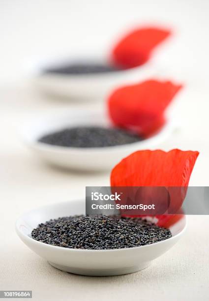 Poppy Seeds — стоковые фотографии и другие картинки Без людей - Без людей, Белый, Вертикальный