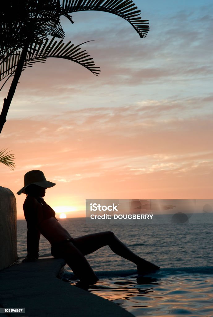 Mujer de silueta de la playa - Foto de stock de Actividades recreativas libre de derechos