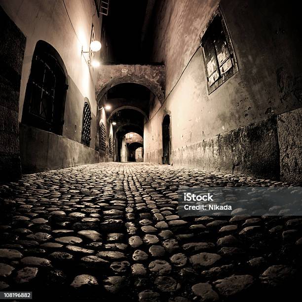 Foto de Rua De Paralelepípedos À Noite Olho De Peixe e mais fotos de stock de Beco - Beco, Escuro, Ninguém