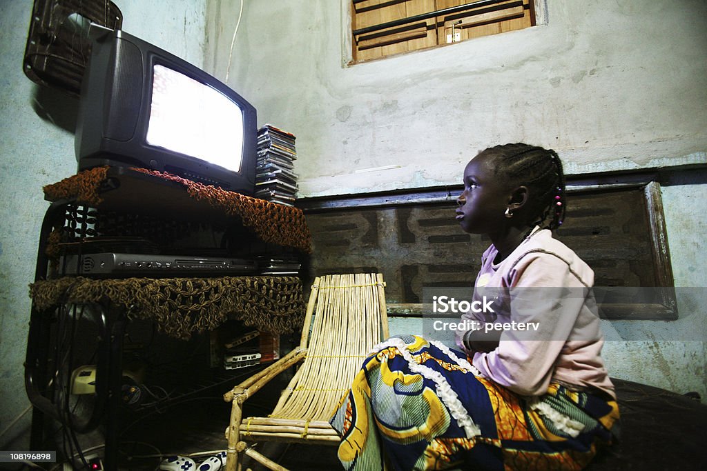 Jeune fille africaine regarder la télévision - Photo de Afrique de l'Ouest libre de droits