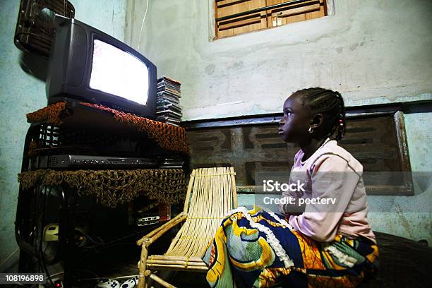 Photo libre de droit de Jeune Fille Africaine Regarder La Télévision banque d'images et plus d'images libres de droit de Afrique de l'Ouest - Afrique de l'Ouest, Télévision, Afrique