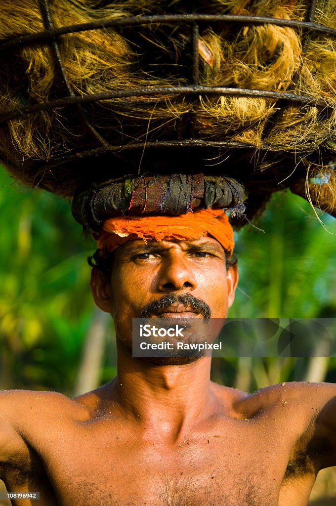 Homem indiano Transportar o cesto na Cabeça - Royalty-free Adulto Foto de stock