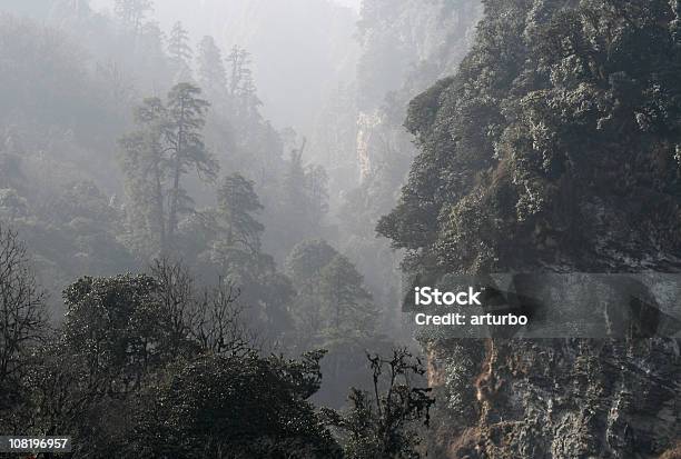 Montanhas Annapurna Na Manhã De Nevoeiro - Fotografias de stock e mais imagens de Montanhas Annapurna - Montanhas Annapurna, Área protegida de Annapurna, Ao Ar Livre