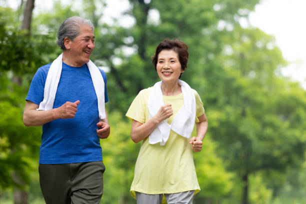 senior pareja haciendo ejercicio - family sport exercising jogging fotografías e imágenes de stock