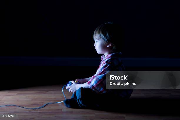남자아이 동영상 게임 만들진 어둡습니다 객실 비디오 게임에 대한 스톡 사진 및 기타 이미지 - 비디오 게임, 아이, 놀기