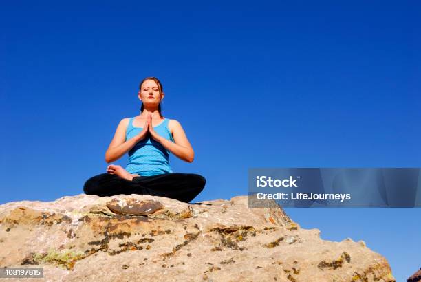 Mujer En Posición De Loto Con Gran Cielo Azul De Fondo Foto de stock y más banco de imágenes de Actividades y técnicas de relajación